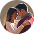 Hochzeitspaar beim Ansehen ihrer persönlichen Hochzeitswebsite